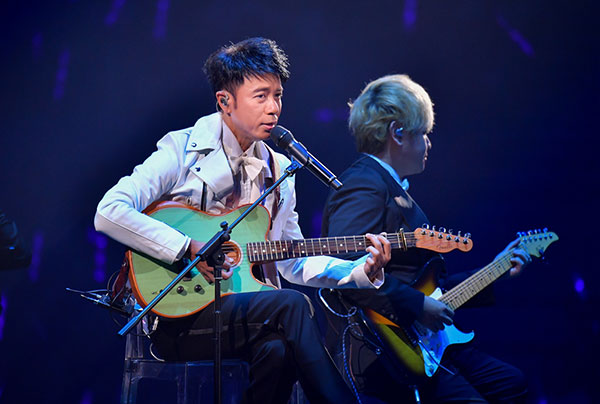 李克勤上海演唱会弹吉他.jpg