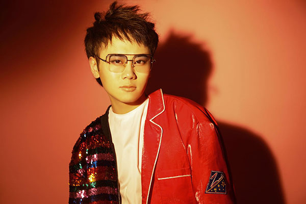 "除歌手身份外,霄磊还担任国家5a