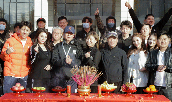 励志网剧《未婚辣妈》开机-2.gif