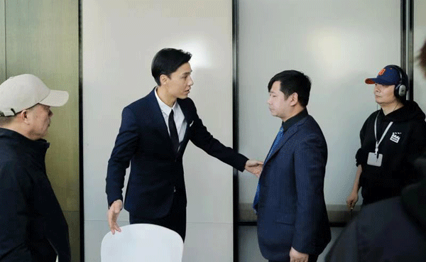 励志网剧《未婚辣妈》开机-3.gif