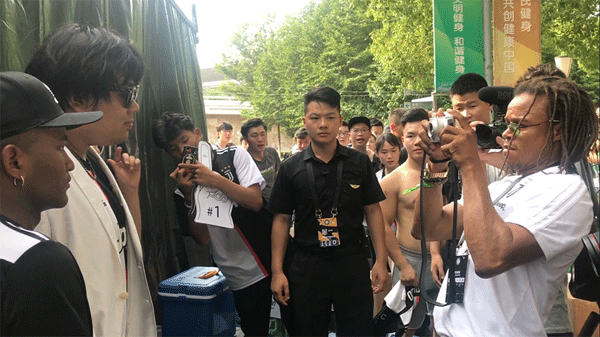 戴维斯拿出自己的相机记录南征北战nzbz.gif